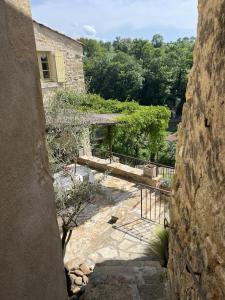 - une vue depuis un bâtiment donnant sur un jardin dans l'établissement Le Logis d'Hortense, à Vic-le-Comte