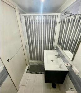 ein kleines Bad mit einem Waschbecken und einer Dusche in der Unterkunft Casa sul muretto in Neapel