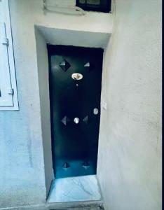 eine Tür zu einem Gebäude mit einem Gesicht darauf in der Unterkunft Casa sul muretto in Neapel
