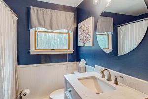 uma casa de banho com um lavatório e um espelho em Freeport Landing em Freeport