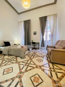 - un salon avec un lit et un canapé dans l'établissement Isor Triana, à Las Palmas de Gran Canaria