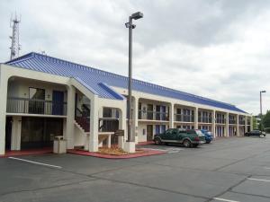 a large building with a parking lot in front of it at Motel 6-Memphis, TN - East in Memphis