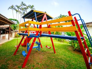 um parque infantil com escorrega e um baloiço em VELINN Pousada dos Marinheiros em Ilhabela