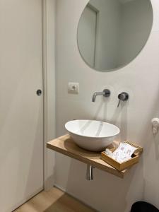 een badkamer met een witte wastafel en een spiegel bij Casa di Susi in Milaan