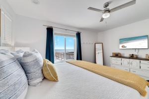 a bedroom with a bed with a view of the ocean at Flip Flops & Sun in Gulf Shores