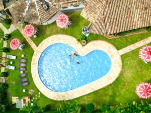 una vista aérea de una piscina con una persona en ella en VELINN Pousada dos Marinheiros, en Ilhabela
