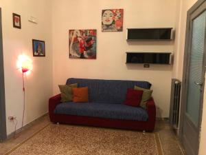 sala de estar con sofá azul y TV en Tarumbó Holiday intero appartamento 120 mq en Nápoles
