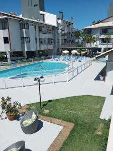 una imagen de una piscina en un hotel en Apartamento Ingleses Norte 30m da praia, en Florianópolis