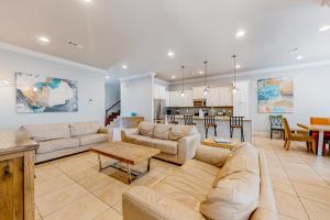 sala de estar amplia con sofá y mesa en Miramar Beach Villas Building 6 Unit B, en Destin