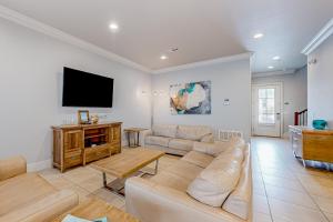 sala de estar con sofá y TV de pantalla plana en Miramar Beach Villas Building 6 Unit B en Destin