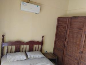 een slaapkamer met een bed en verwarming aan de muur bij House in Cuajiniquil ,Belen de nosarita in Cuajiniquil