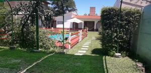 un patio trasero con piscina y valla en Complejo "El Padrino" en Villa Carlos Paz