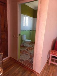 een badkamer met een toilet in een kamer bij Villa Générosité in Marrakesh