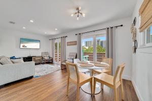 sala de estar con mesa y sillas en Gulf 4 Shore, en Gulf Shores