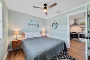 1 dormitorio con 1 cama y ventilador de techo en Gulf 4 Shore, en Gulf Shores