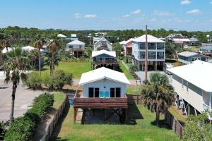 una vista aérea de una ciudad con casas en Gulf 4 Shore, en Gulf Shores