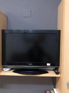 Telewizja i/lub zestaw kina domowego w obiekcie Apartamento junto al mar Los Marineros con acceso independiente por terraza