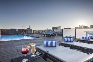 Der Swimmingpool an oder in der Nähe von Attica 21 Barcelona Mar