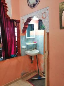a bathroom with a sink and a mirror at Maison d'hôtes grand atlas région Marrakech Ourika Asguine à 43 km de Marrakech in Ourika