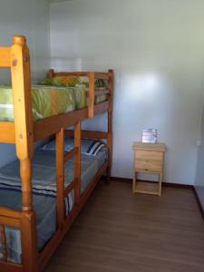 2 Etagenbetten in einem Zimmer mit einem Beistelltisch in der Unterkunft Nuestro sueño 2 in Colonia del Sacramento