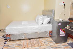 een bed in een kamer met bij Niko Homes in Mombasa