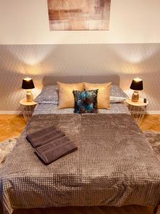 duże łóżko w sypialni z 2 lampami w obiekcie ClickTheFlat Karmelicka Apart Rooms w Warszawie