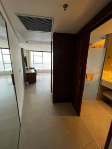 einen Flur mit einer Tür zum Wohnzimmer in der Unterkunft Hotel Nacional in Rio de Janeiro