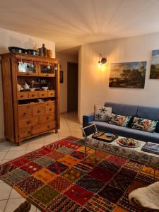 ZELLA HAUS في أوبرناي: غرفة معيشة مع أريكة زرقاء وسجادة