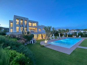 una casa con piscina in un cortile di Fenandgi Luxury Hospitality at its finest ! a Porto Columbu - Perdʼe Sali