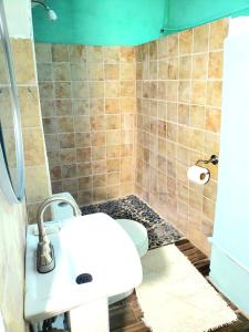 une salle de bain avec un lavabo et des toilettes dans l'établissement Beachfront Cozy Apt, à Gros Islet