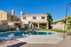 Spacious Scottsdale Home with Private Heated Pool في سكوتسديل: بيت فيه مسبح في الساحه