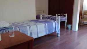 1 dormitorio con 1 cama, 2 sillas y mesa en Suites Cuija Coyoacan, en Ciudad de México