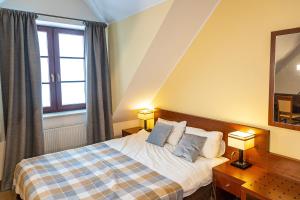 Ένα ή περισσότερα κρεβάτια σε δωμάτιο στο Kikity Siedlisko z lądowiskiem