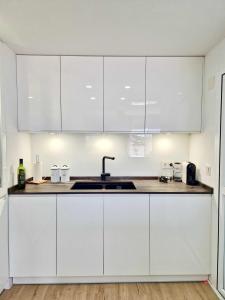 Η κουζίνα ή μικρή κουζίνα στο SR Luxury Penthouse Torremolinos