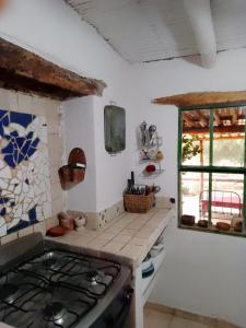 eine Küche mit einem Herd und einem Fenster in der Unterkunft casaglo in Maimará