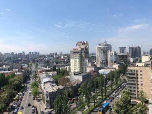 una ciudad con edificios y una calle con coches en Hotel Express Корпус 2, en Kiev