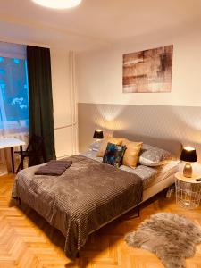 sypialnia z łóżkiem i dużym oknem w obiekcie ClickTheFlat Karmelicka Apart Rooms w Warszawie
