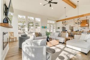 een woonkamer met witte meubels en een keuken bij Modern Farmhouse with Large Deck, Lake Travis Views! in Point Venture