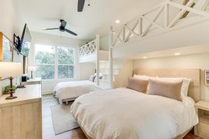 een slaapkamer met 2 bedden en een loft bij Modern Farmhouse with Large Deck, Lake Travis Views! in Point Venture