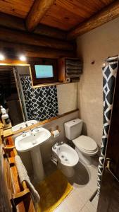 La salle de bains est pourvue de toilettes et d'un lavabo. dans l'établissement Cabaña Suiza, à Cacheuta