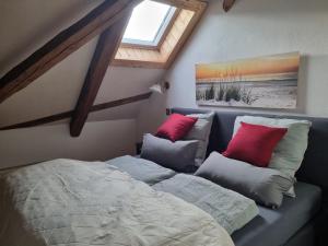 ein Schlafzimmer mit einem Bett und Kissen auf einem Sofa in der Unterkunft Ferienwohnung Haus Madlen in Kirschau