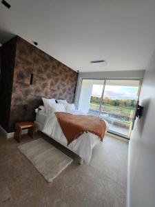 1 dormitorio con cama grande y ventana grande en Villa Saint Andrews, en Marly