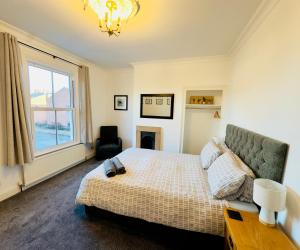 a bedroom with a bed and a window at Great Town House - Central York in York