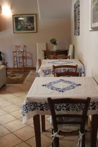 uma sala de estar com duas mesas e cadeiras e uma mesa em B&B Al Borgo em Ravenna