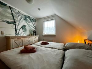 Un pat sau paturi într-o cameră la Ferienhaus Brockenpfad