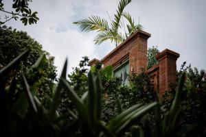 un edificio de ladrillo con una palmera encima en The Damai en Lovina