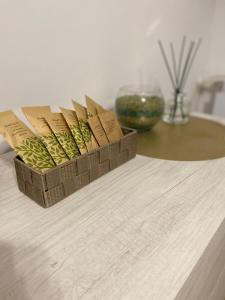 una caja de libros sobre una mesa en Seashell Guest House, en Santa Marinella