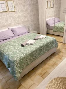 ein Schlafzimmer mit einem Bett mit Handtüchern darauf in der Unterkunft Seashell Guest House in Santa Marinella