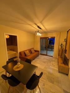a living room with a table and a couch at Apartamento las OLAS playa de levante in Benidorm