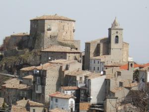 un grupo de edificios en una colina con una iglesia en Corso 46, en Montazzoli